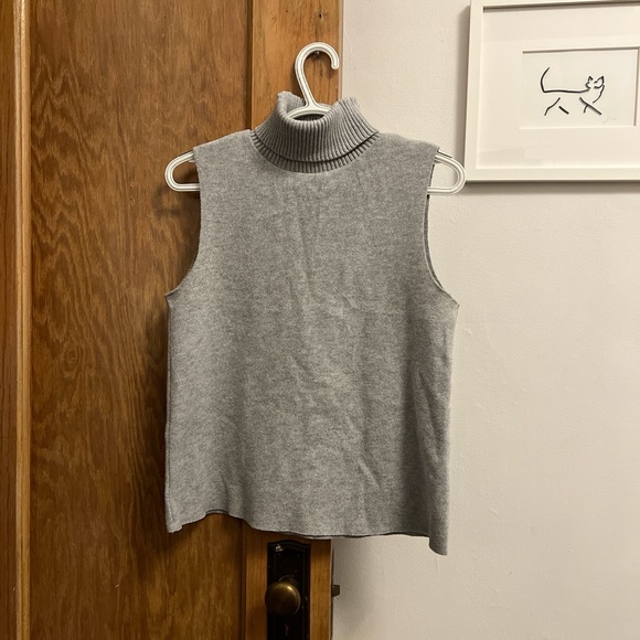 Gray Sleeveless Turtleneck Top - Picture 1 of 3